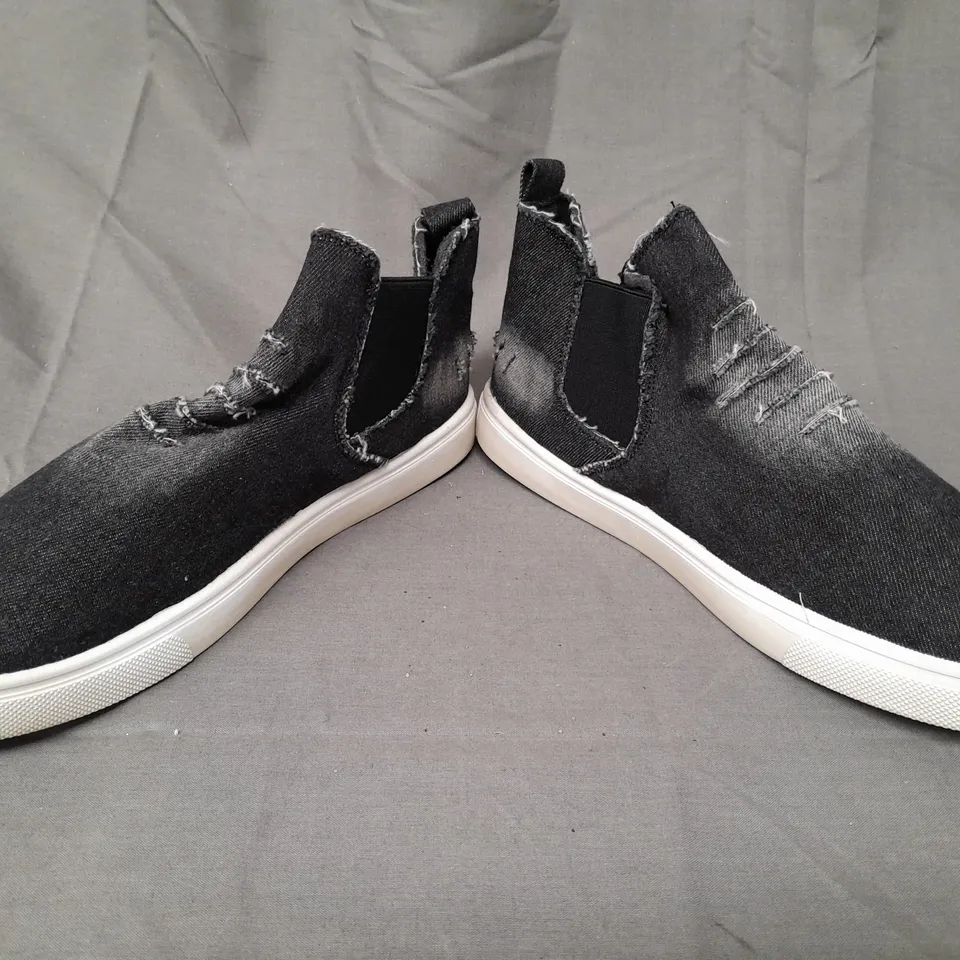 BOX OF APPROXIMATELY 12 PAIRS OF W.S AM-035 SHOES IN BLACK DENIM - VARIOUS SIZES