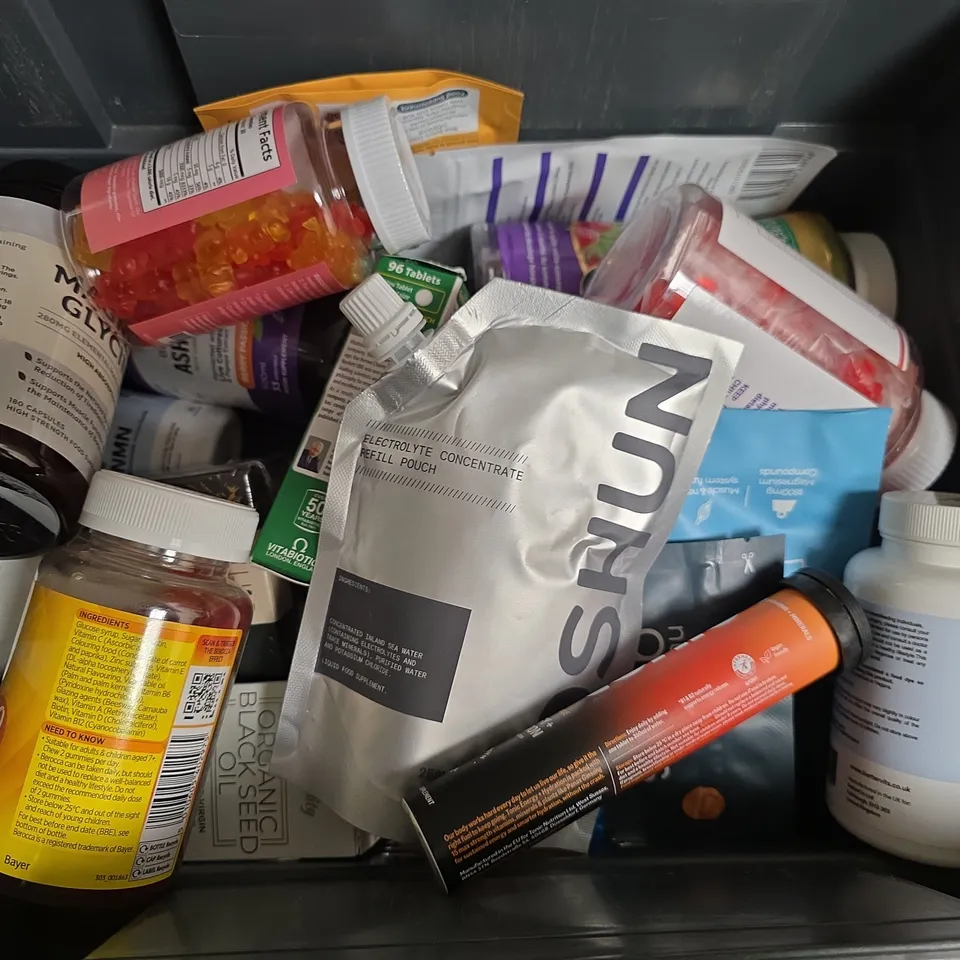 APPROXIMATELY 15 ASSORTED VITAMIN/HEALTH AID PRODUCTS TO INCLUDE BIO-FERMENTED ASHWAGANDHA, COLLAGEN GUMMIES, NUTRITION GEEKS MAGNESIUM 3-IN1, ETC - COLLECTION ONLY