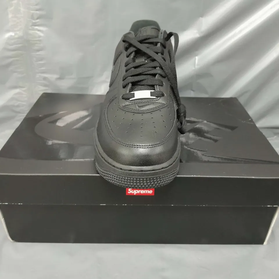 BOXED PAIR OF NIKE AIR FORCE 1 SUPREME SHOES IN BLACK UK SIZE 8