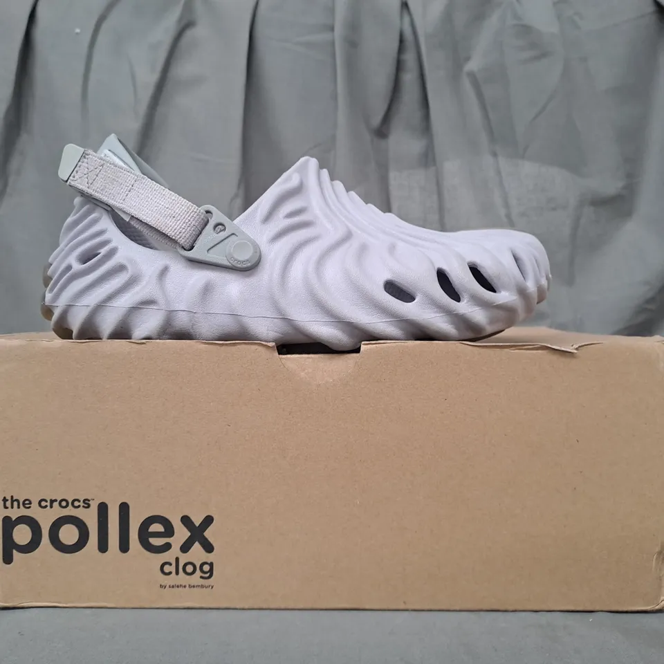 BOXED PAIR OF CROCS SALEHE BEMBURY CLOGS IN LILAC UK SIZE M6/W7