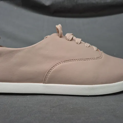 BOXED PAIR OF CLARKS ACELITE SHOES IN BLUSH UK SIZE 8