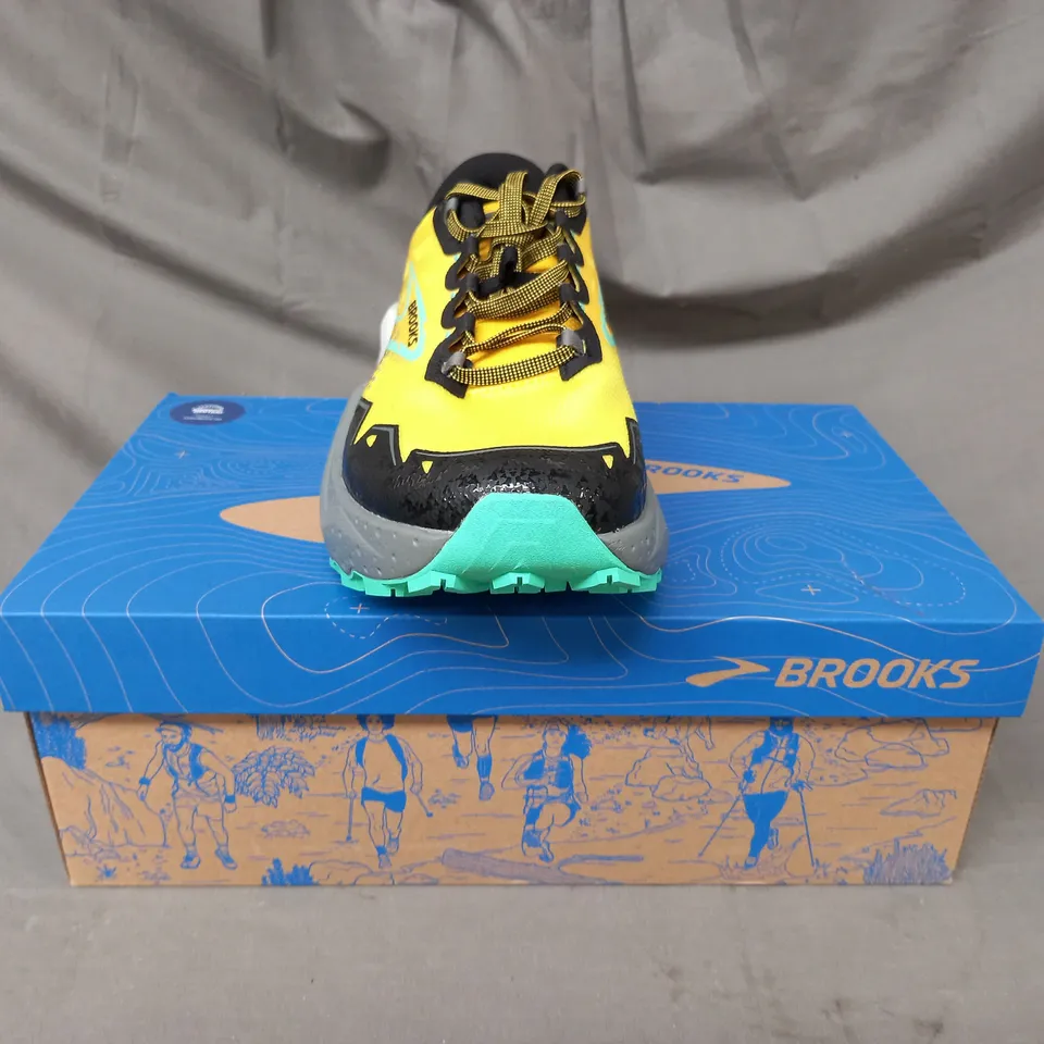 BOXED PAIR OF BROOKS CALDERA 7 SHOES IN LEMON/BLACK/GREEN UK SIZE 10.5