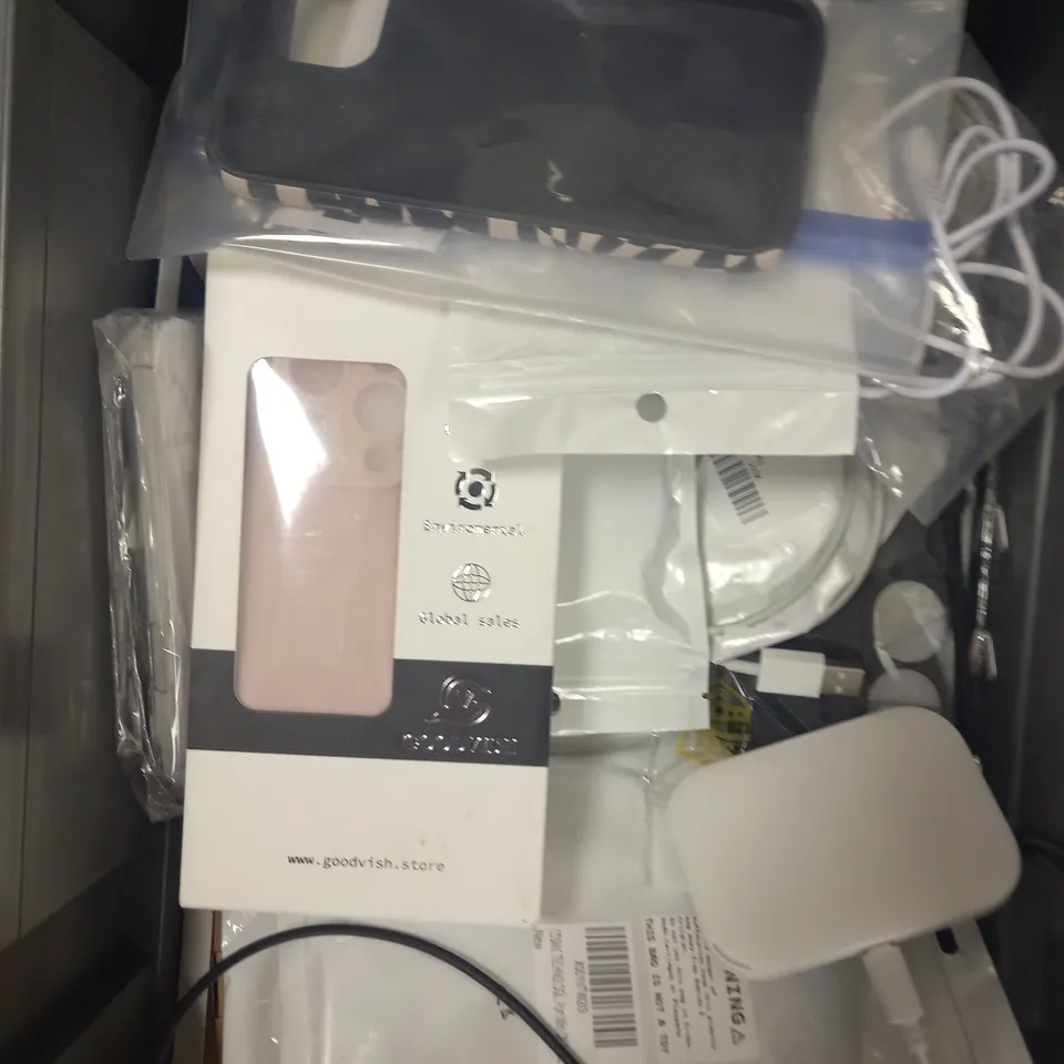 APPROXIMATELY 30 ASSORTED SMARTPHONE/TABLET ACCESSORIES TO INCLUDE CHARGING CABLES, PROTECTIVE CASES, POWER BANKS ETC 