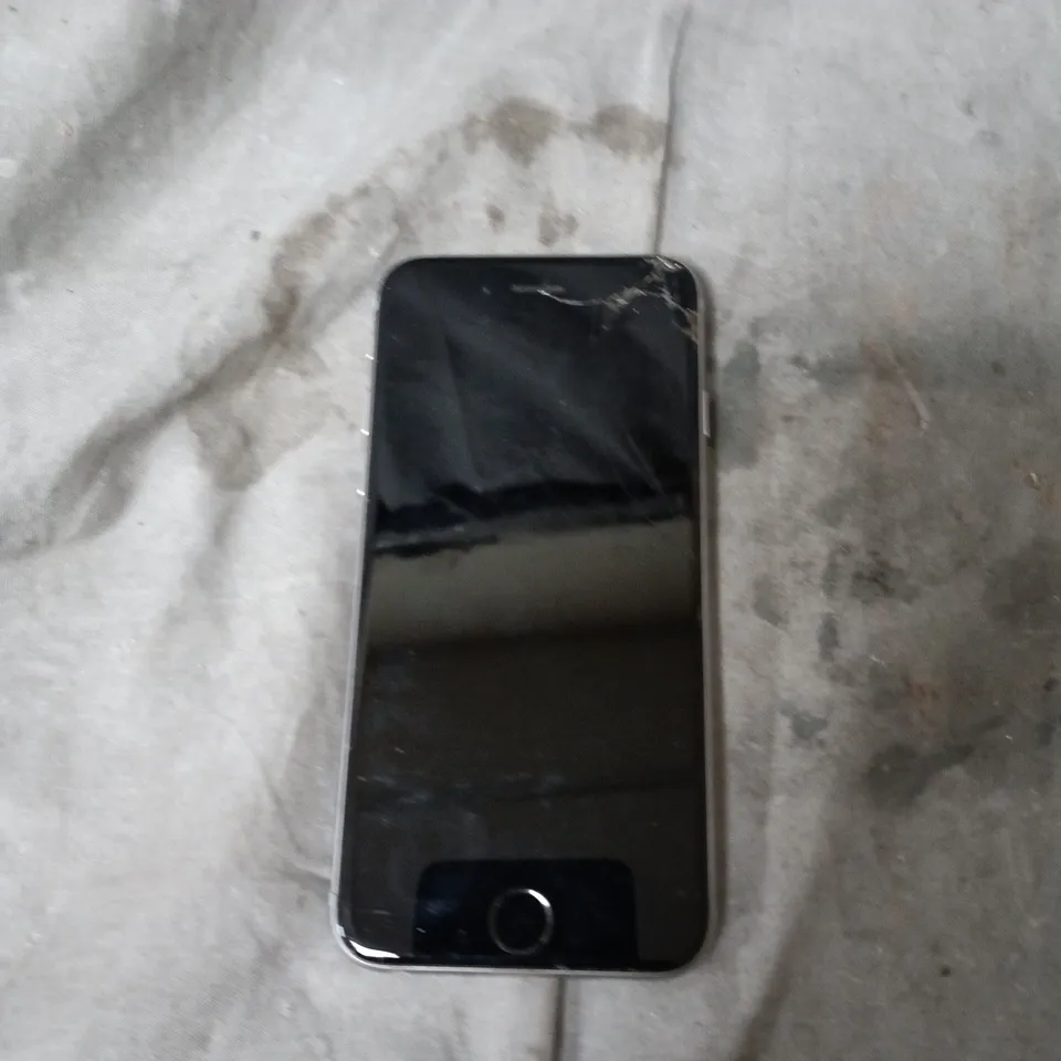 Apple iPhone 6s Space Grey 32GB – Unlocked (Cracked Screen)