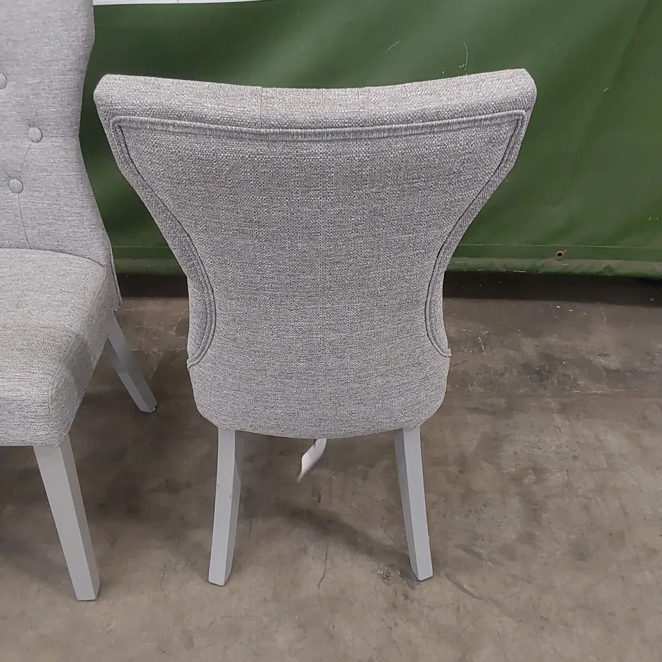 SET OF 4 BEWLEY LIGHT GREY FABRIC BUTTON BACK DINING CHAIRS WITH GREY LEGS