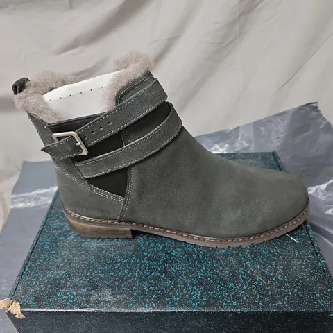EMU AUSTRALIA WOMEN'S GREY SUEDE ANKLE BOOTS WITH FUR LINING AND BUCKLE STRAP SIZE 9