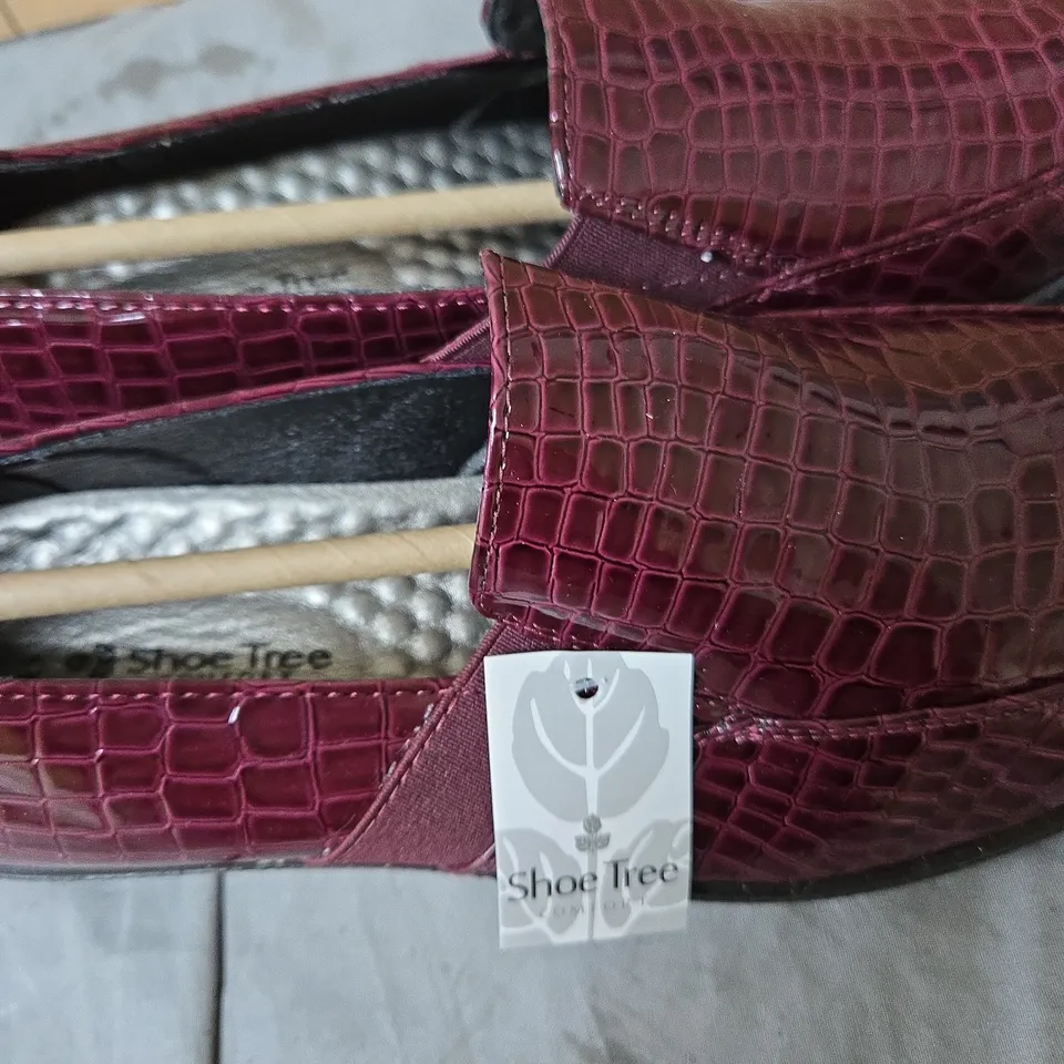 SHOE TREE WOMEN'S BURGUNDY CROC-EFFECT SLIP-ON LOAFERS SIZE 6