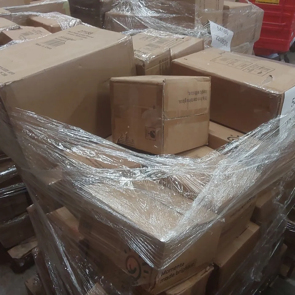 PALLET CONTAINING A VERY LARGE QUANTITY OF ASSORTED DESIGNER LIGHTING PRODUCTS