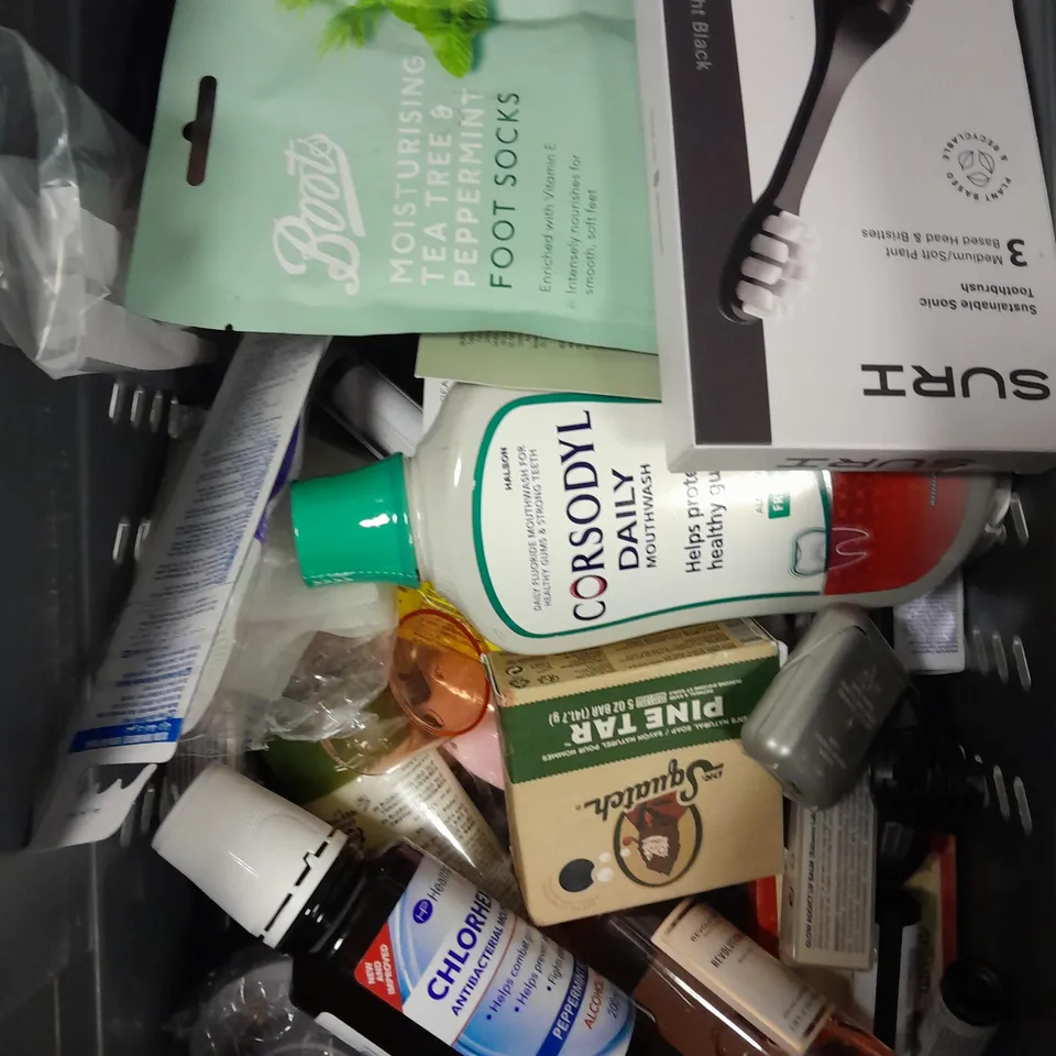 APPROXIMATELY 20 ASSORTED HEALTH & BEAUTY PRODUCTS TO INCLUDE DR SQUATCH SOAP, GRUUM CALMING SPRAY, SOAP & GLORY BODY WASH ETC 
