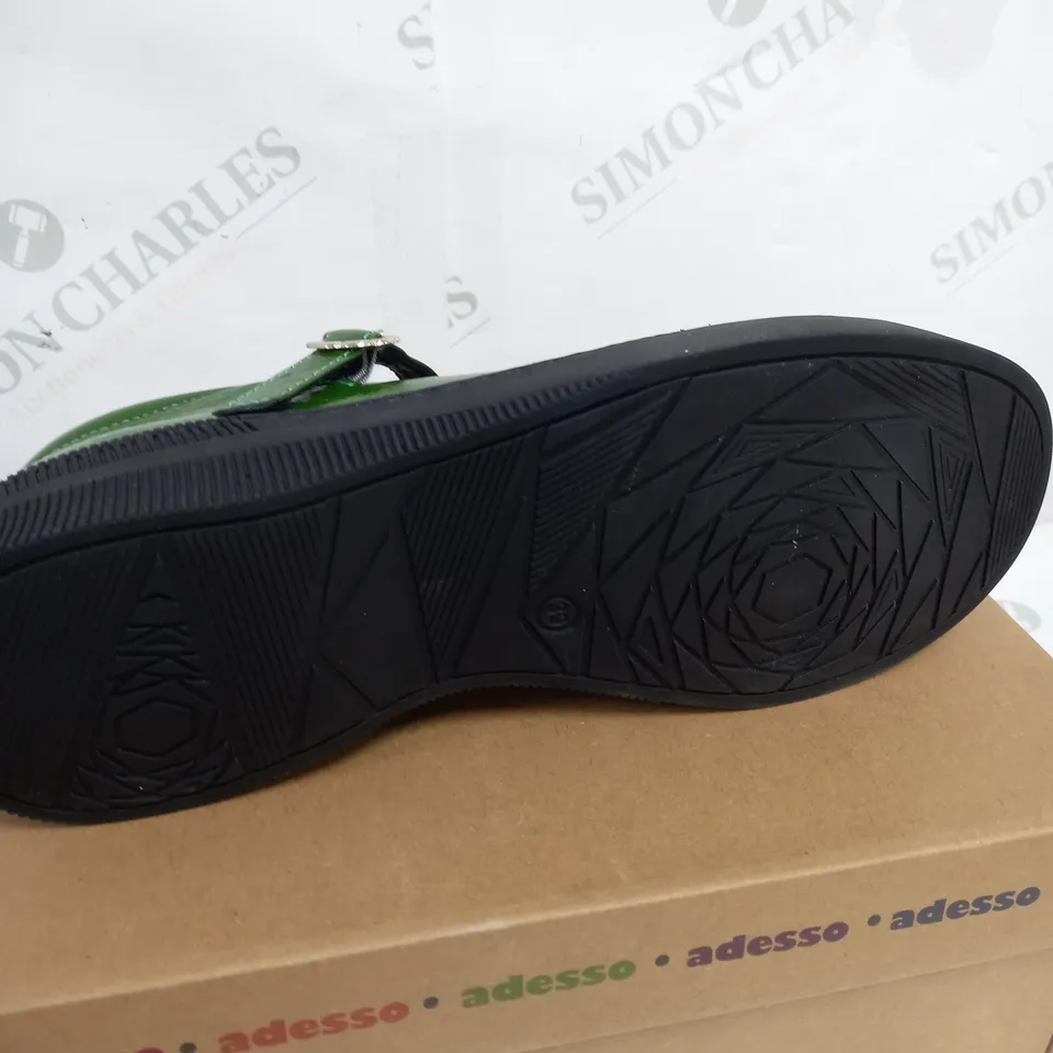 BOXED PAIR OF ADESSO GREEN LEATHER SHOES SIZE 6