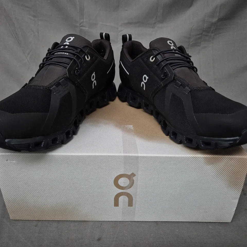 BOXED PAIR OF ON CLOUD 5 WATERPROOF SHOES IN BLACK UK SIZE 9