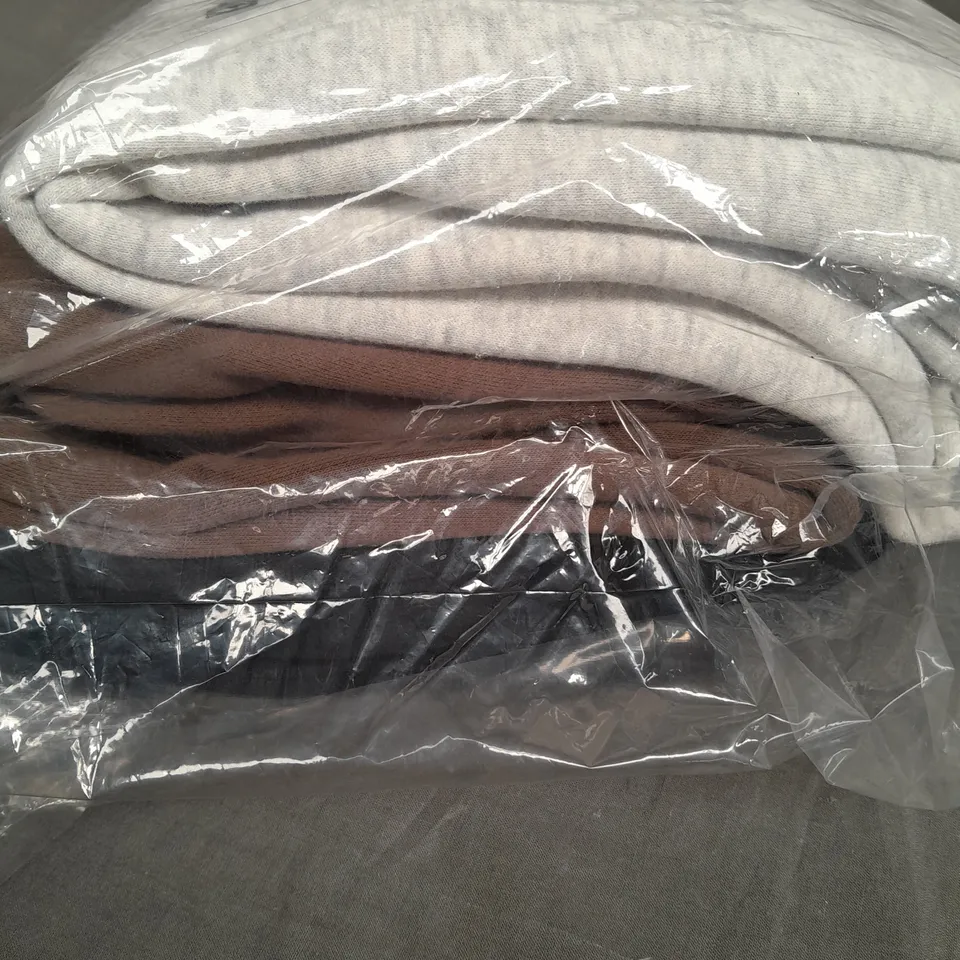SEALED HOLLISTER SET OF 3 JOGGERS IN VARIOUS COLOURS TO INCLUDE - GREY , BROWN , BLACK - XL