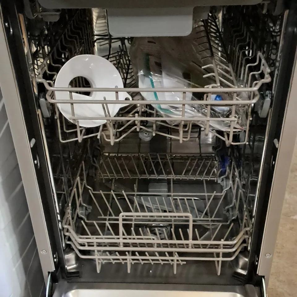 HISENSE SLIMLINE DISHWASHER IN SILVER - HS523E15XUK