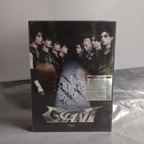 SEALED STRAY KIDS GIANT - VERSION A CD & BLU RAY