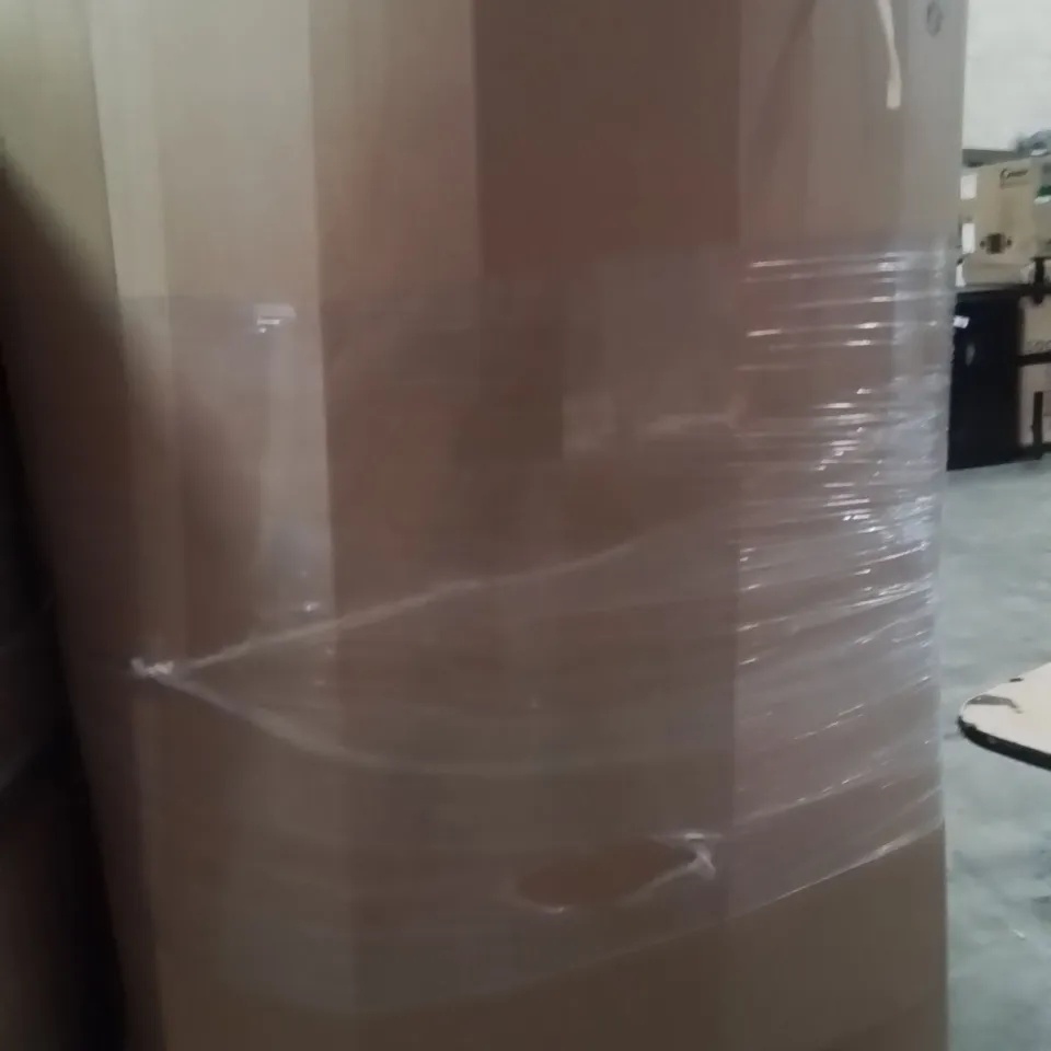 PALLET CONTAINING A LARGE QUANTITY OF PILLOWS
