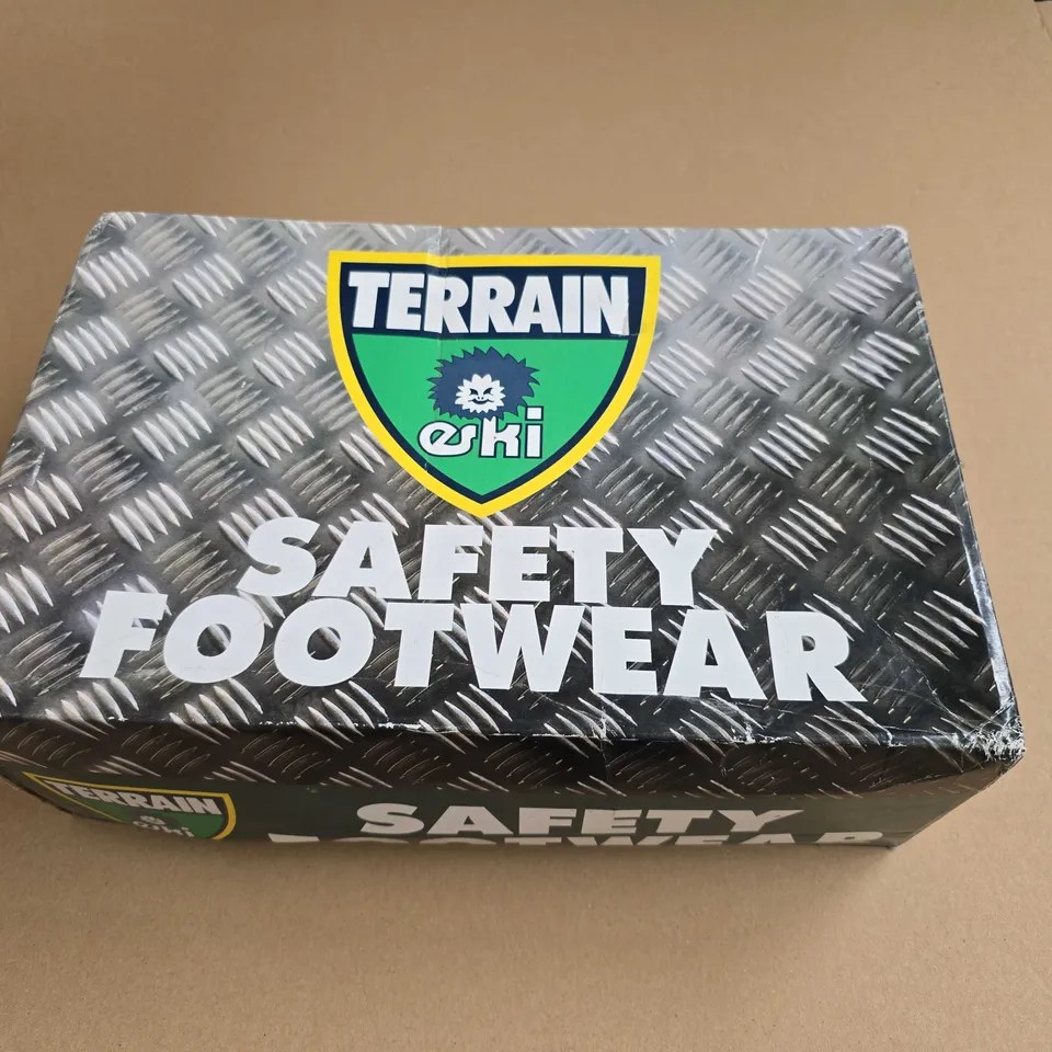 BRAND NEW BOXED TERRAIN EKI CHUKKA SAFETY SHOES IN BLACK - UK 6