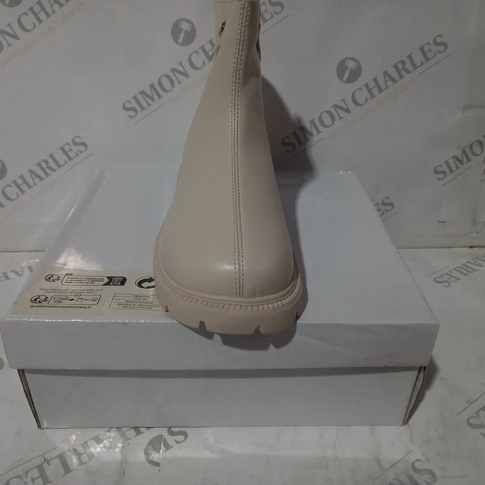 BOXED PAIR OF UNBRANDED BOOTS IN CREAM EU SIZE 37