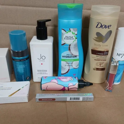 APPROX 12 ASSORTED BEAUTY PRODUCTS TO INCLUDE SHEGLAM SEUM PRIMER, HERBAL ESSENCES SHAMPOO, NO7 FIXING MIST, ETC