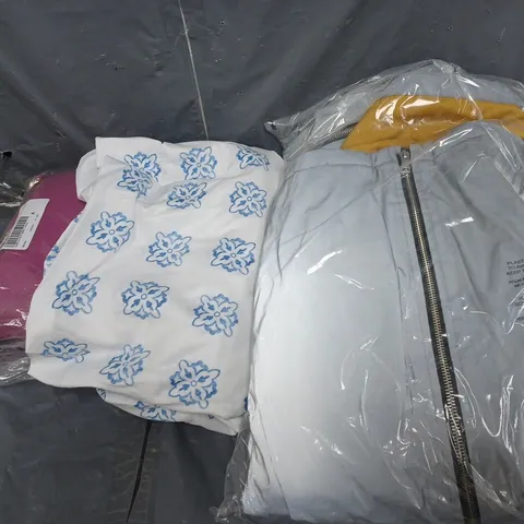 LARGE BOX OF APPROXIMATELY 10 ASSORTED ITEMS TO INCLUDE BAGS, DUVET SETS AND CLOTHING ITEMS
