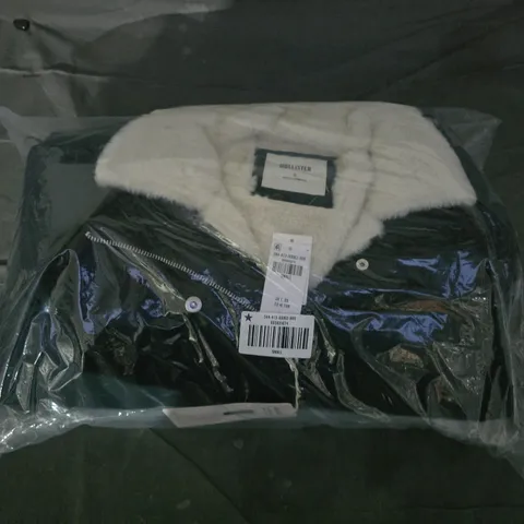 BAGGED HOLLISTER THERMAL TESTED WARMTH LEVEL COAT IN BLACK - SMALL