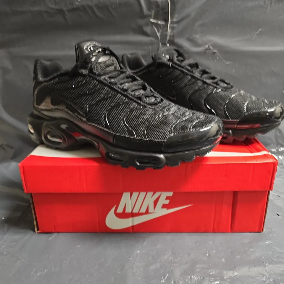 BOXED PAIR OF NIKE AIR MAX PLUS TN TRAINERS IN BLACK SIZE UK 7.5