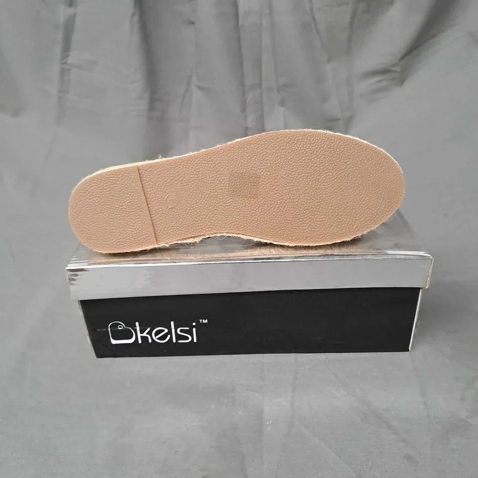 BOX OF APPROXIMATELY 12 PAIRS OF KELSI CLOSED TOE SANDALS IN BEIGE - VARIOUS SIZES 