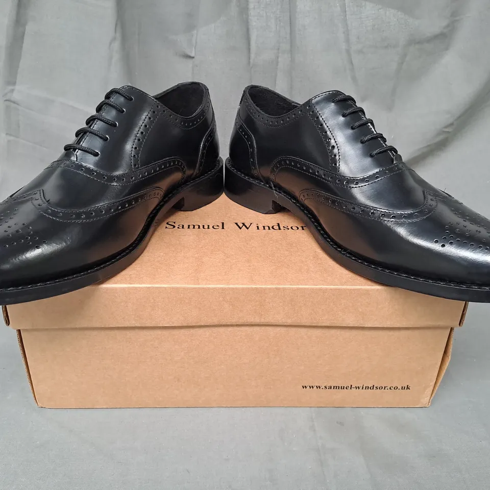 BOXED PAIR OF SAMUEL WINDSOR LACE UP SHOES IN BLACK UK SIZE 8.5