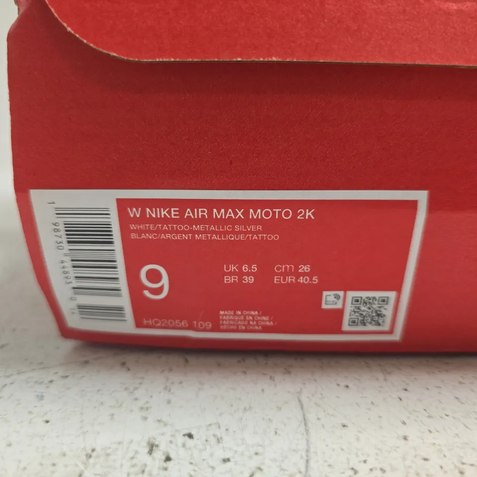 BOXED PAIR OF NIKE AIR MAX MOTO 2K RUNNING SHOES – UK 6.5