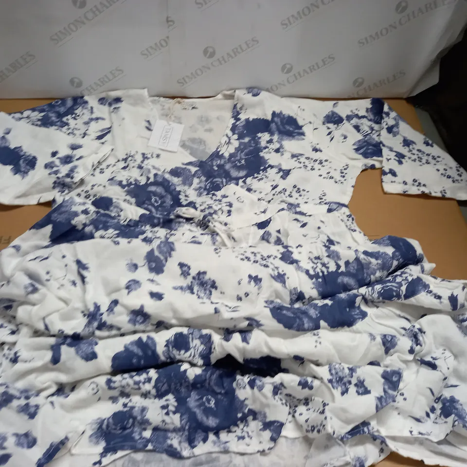 TAMSY WHITE/BLUE FLORAL DRESS - L