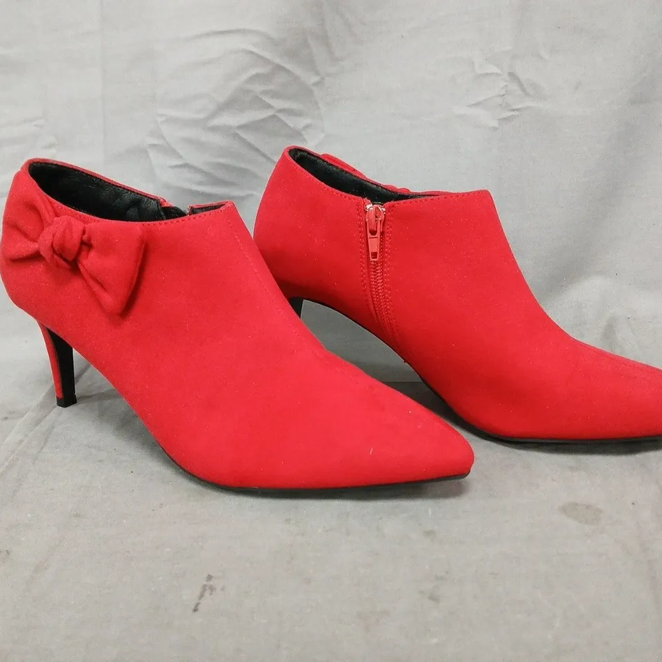 BOXED PAIR OF NEW LOOK POINTED TOE STILETTO HEEL SHOES IN RED SIZE UK 6