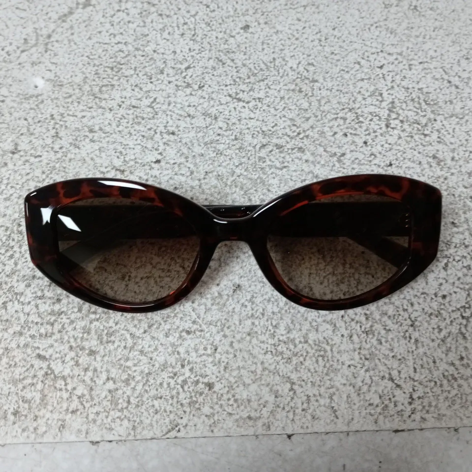 LOVE MOSCHINO SUNGLASSES