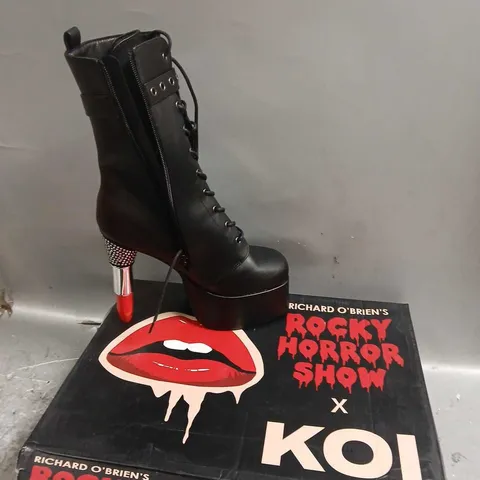 BOXED RICHARD O'BRIEN'S ROCKY HORROR X KOI THRILL ME LIPSTICK HEELED BOOTS SIZE 6