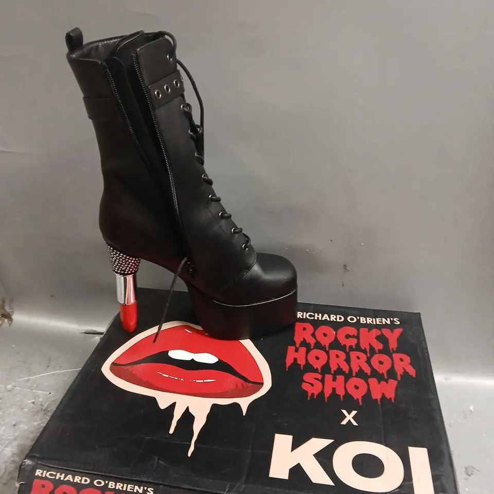 BOXED RICHARD O'BRIEN'S ROCKY HORROR X KOI THRILL ME LIPSTICK HEELED BOOTS SIZE 6