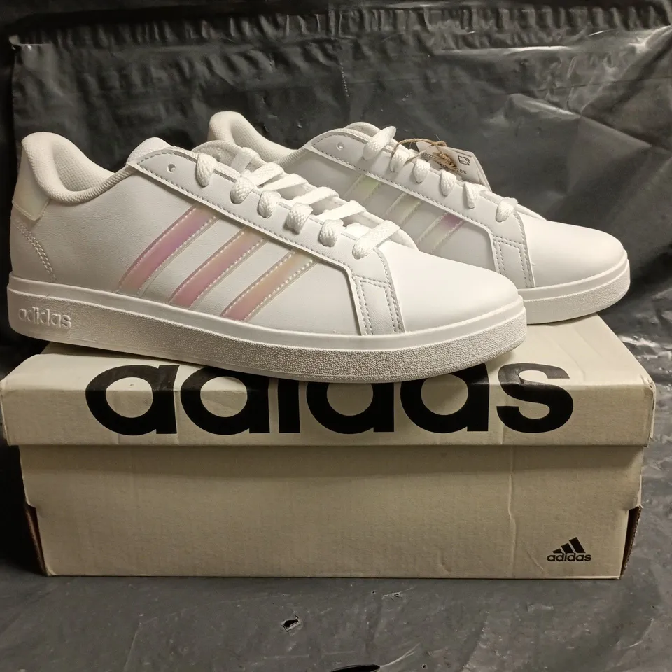 BOXED PAIR OF ADIDAS GRAND COURT 2.0 K TRAINERS IN WHITE/PRISMATIC SIZE UK 6