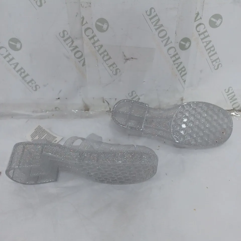 APPROXIMATELY 15 PAIRS OF BAGGED JEWELLED BLOCK HEEL SANDALS IN VARIOUS SIZES 