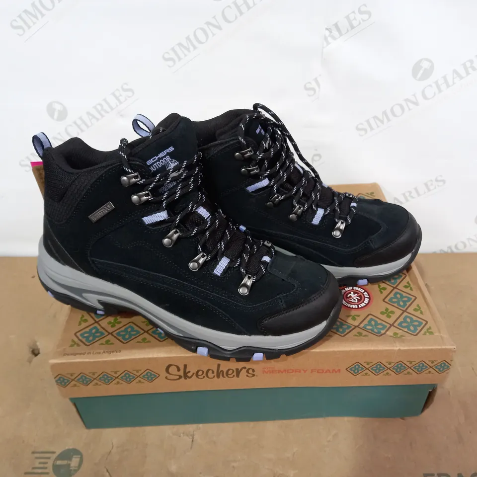 BOXED PAIR OF SKECHERS - SIZE 7
