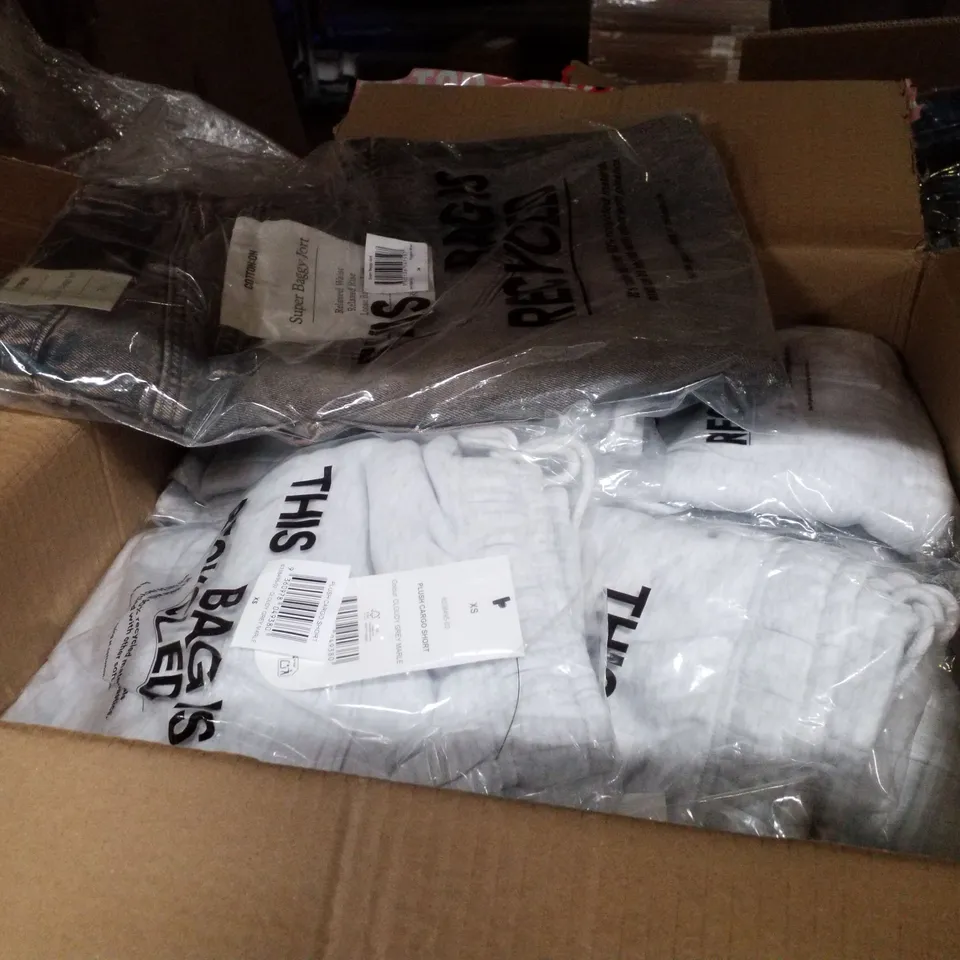 PALLET CONTAINING ASSORTED BRAND NEW CLOTHING INCLUDING OFF THE SHOULDER SWEATSHIRTS, JEANS, BIKINI TOPS & MADDIE CROSSBODY BAGS