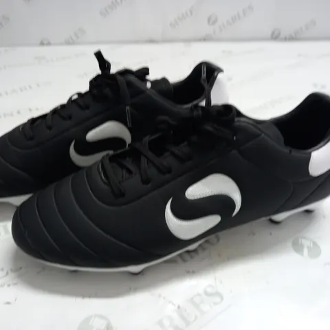 SONDICO BLACK FOOTBALL BOOTS - UK 10