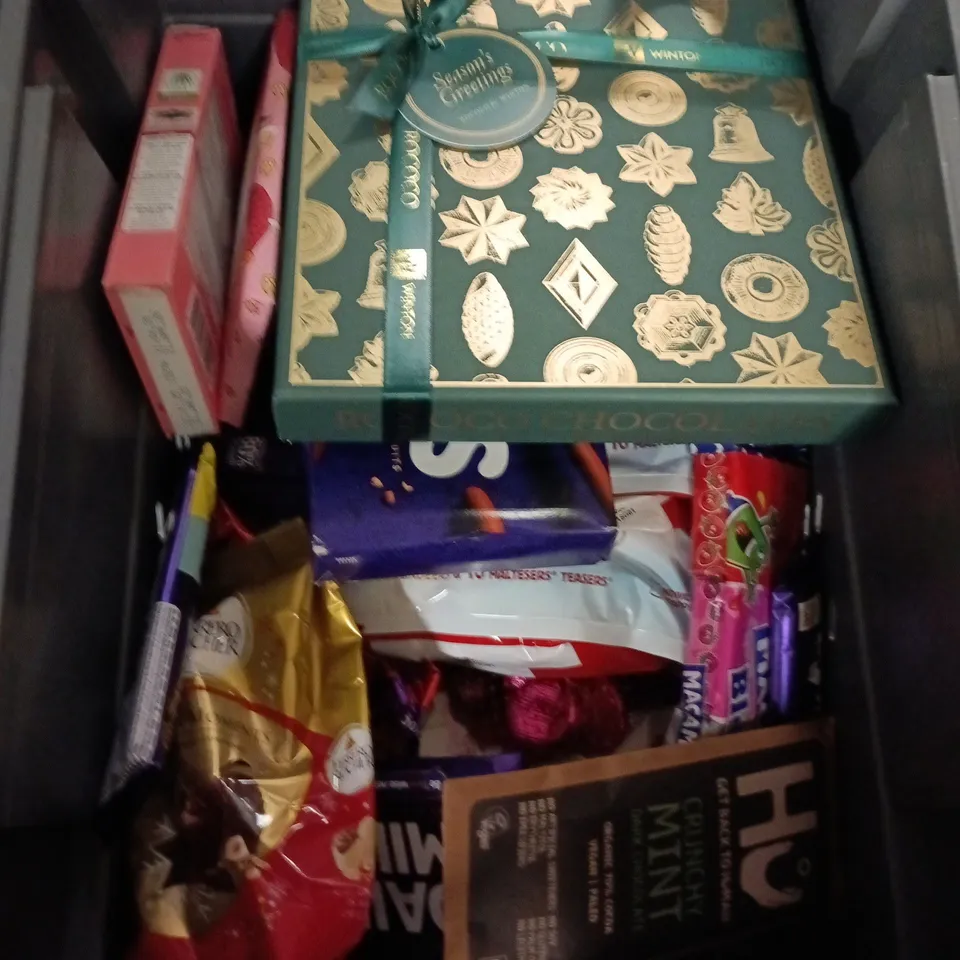 APPROXIMATELY 15 ASSORTED SWEETS AND CHOCOLATE ITEMS TO INCLUDE - MALTESERS CHRISTMAS MIX, FRY'S ORANGE CREAMS AND LINDT EXCELLENCE SEA SALT DARK CHOCOLATE