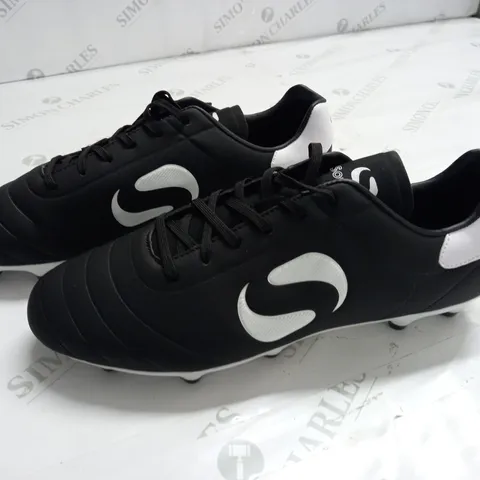 SONDICO BLACK FOOTBALL BOOTS - UK 11
