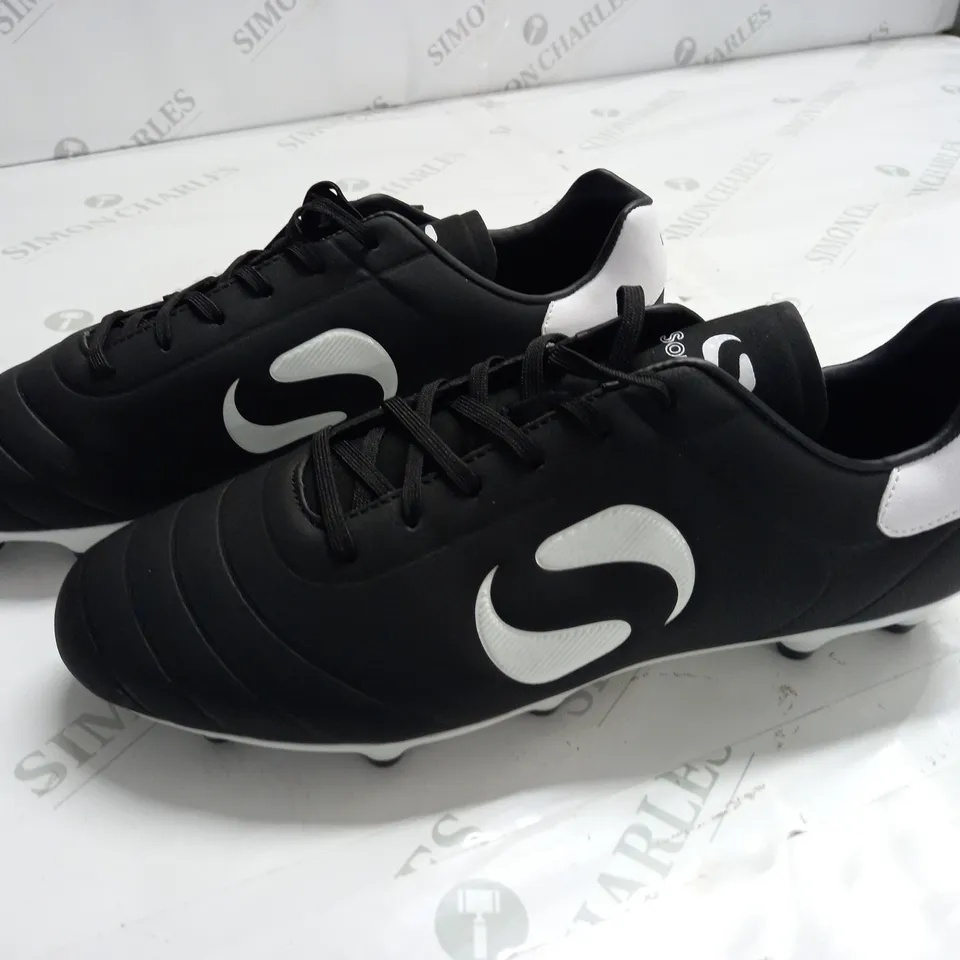 SONDICO BLACK FOOTBALL BOOTS - UK 11