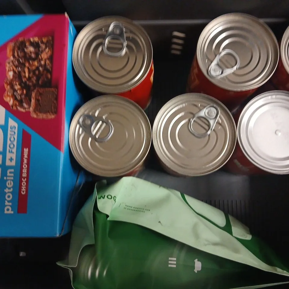 APPROXIMATELY 10 ASSORTED FOOD AND DRINK ITEMS TO INCLUDE CREAM OF CHICKEN SOUP, WHOLEWHEAT ORGANIC PASTA, ETC