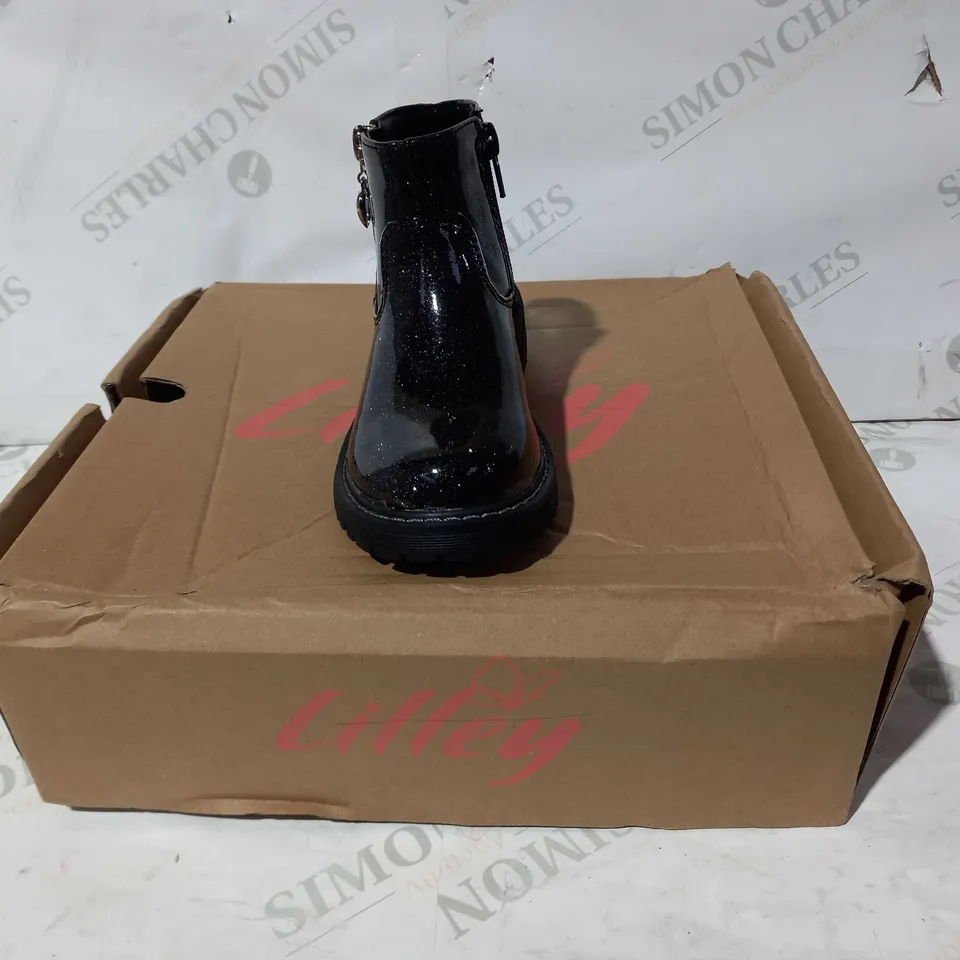 BOXED PAIR OF LILLEY MINNIE CHILDREN'S ANKLE BOOTS IN BLACK W. GLITTER EFFECT UK SIZE 10