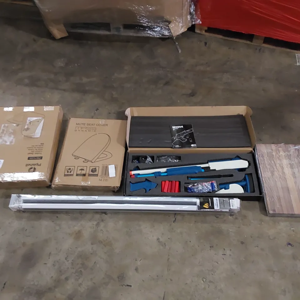 PALLET TO CONTAIN ASSORTED HOUSEHOLD PRODUCTS. INCLUDES TOILET SEATS, TOY SHOTGUN, CHOPPING BOARD, BLIND ETC 
