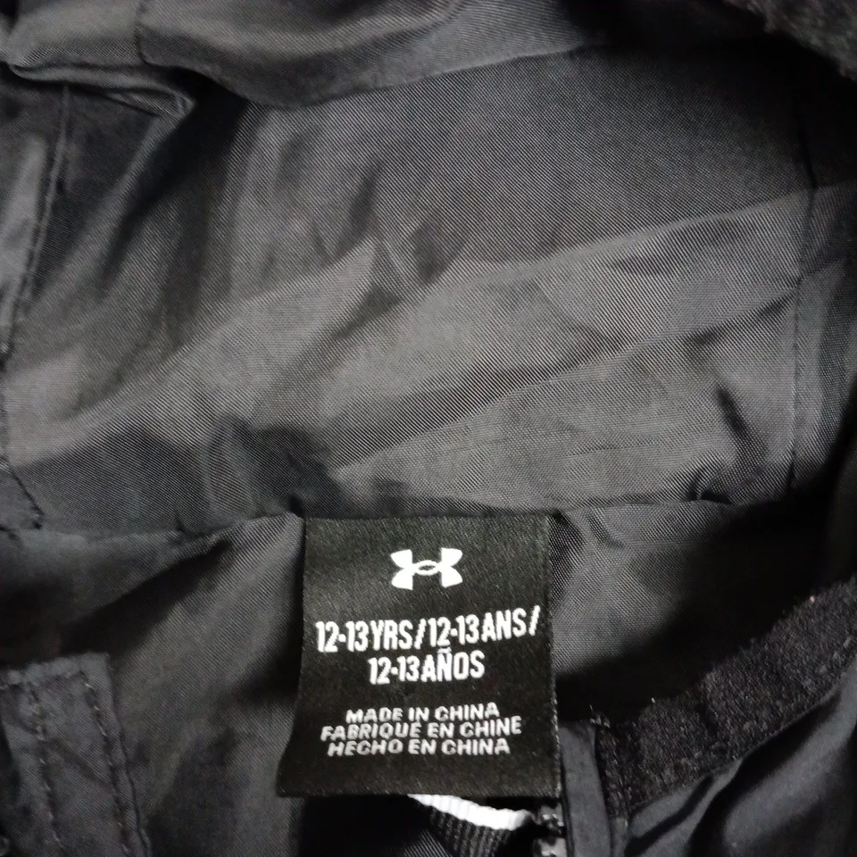 UNDER ARMOUR KIDS' HOODED PUFFER VEST – BLACK, UK 12-13 (12-13 YRS)