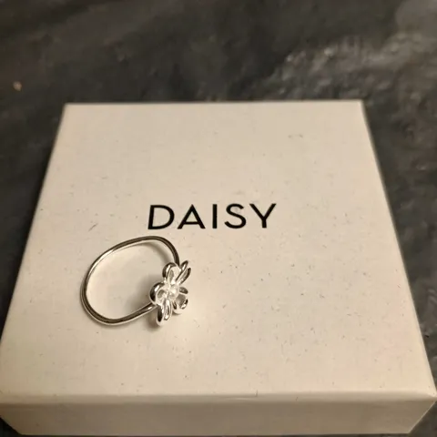 DAISY RING β SILVER-TONE WITH FLOWER MOTIF