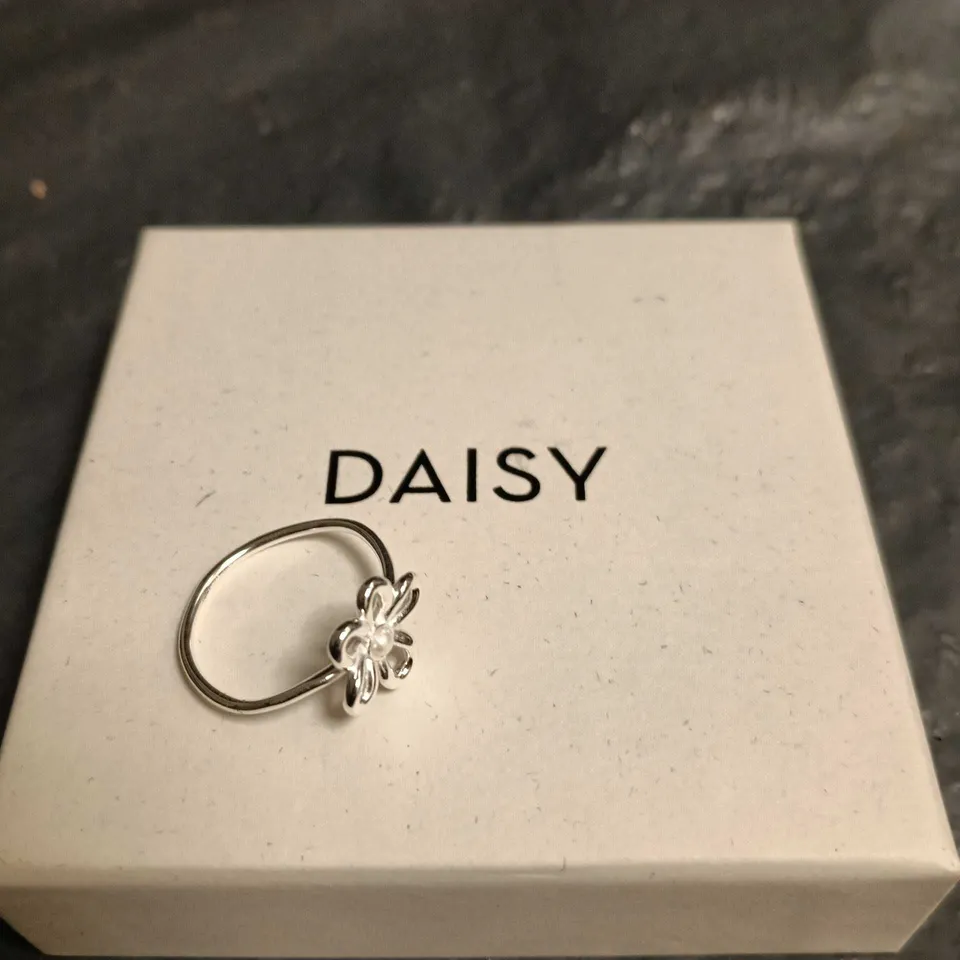 DAISY RING – SILVER-TONE WITH FLOWER MOTIF