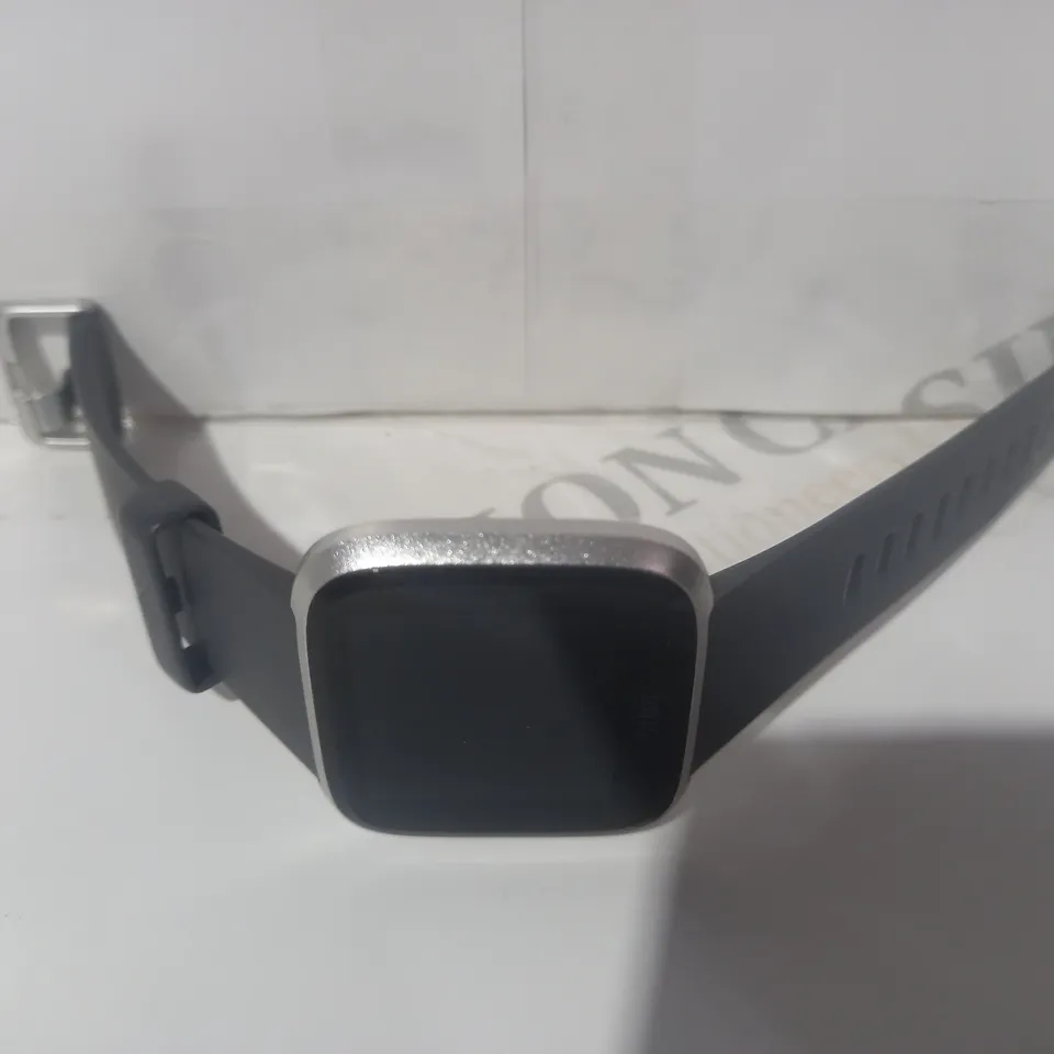 BOXED FITBIT VERSA LITE EDITION SMARTWATCH IN GREY