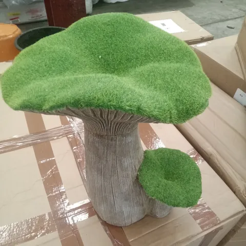BOXED FAUX MOSS TOADSTOOL