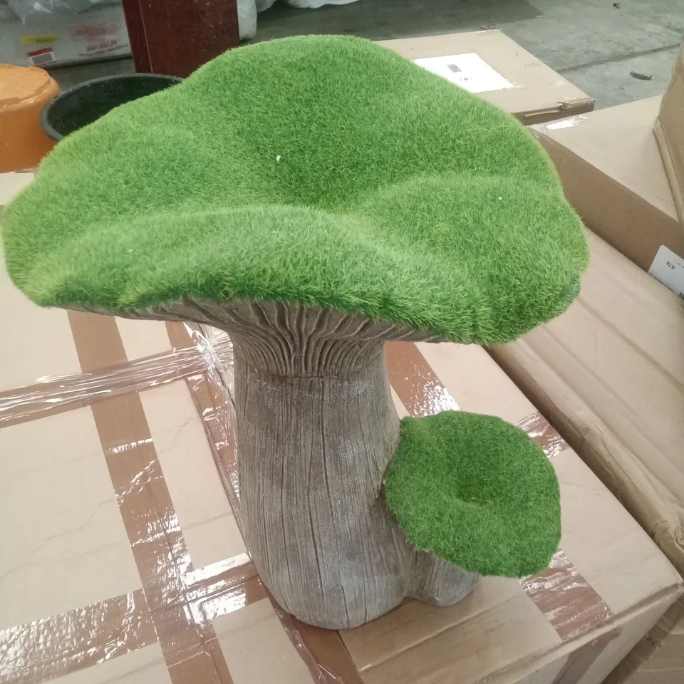 BOXED FAUX MOSS TOADSTOOL